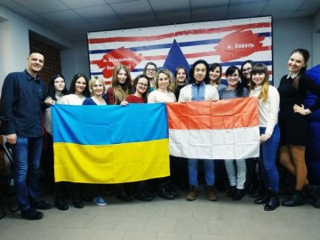 Волонтер з Індонезії отримав у подарунок волинську вишиванку. ФОТО