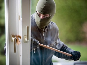 Лучанка винесла з квартири жінки алкоголь та гроші