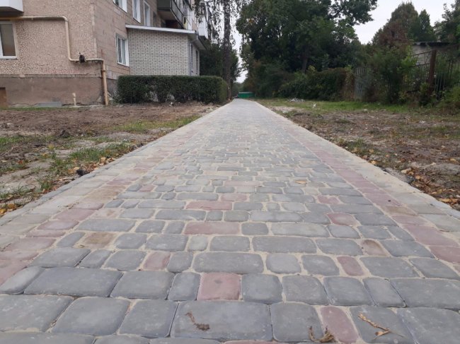 Показали, як у Луцьку ремонтують дороги біля будинків