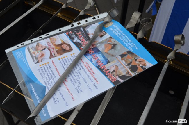 Від мініатюрних тістечок до величезних гойдалок: у центрі Луцька – свято професійної освіти. ФОТО