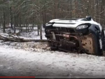 На Волині рятувальники витягли авто з кювету 