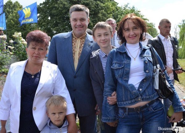 Олегу Тягнибоку цього дня довелося переважно фотографуватися із шанувальниками