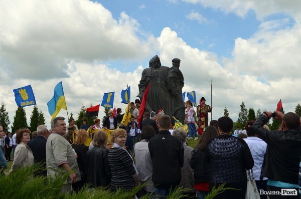 А ось і урочиста хода до пам'ятника козакам