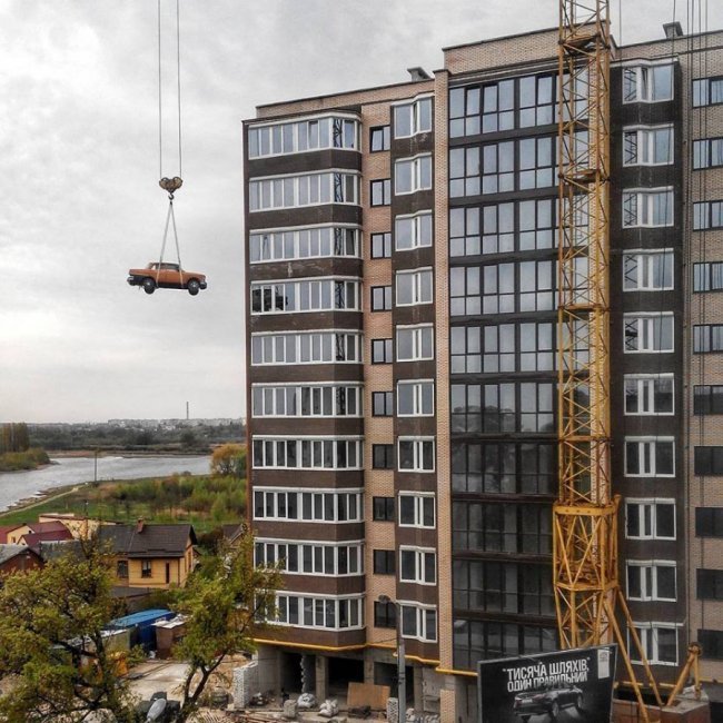 На луцьку багатоповерхівку піднімають автомобіль