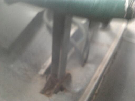 Одна з дірок в підлозі, через яку в салон потрапляв дим