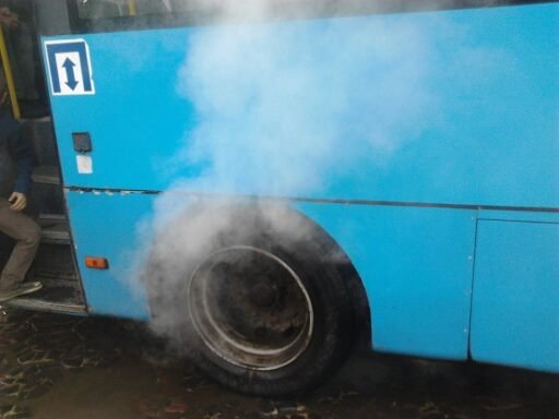 У Луцьку диміла маршрутка з пасажирами. ФОТО 