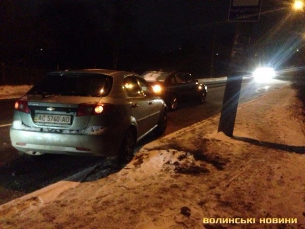ДТП у Луцьку: зіткнулися чотири автівки через ожеледицю