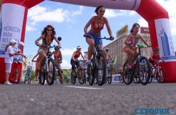 Центром Києва на велосипедах проїхалися дівчата в купальниках. ФОТО