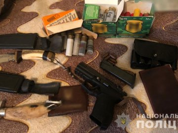 У лучанина вдома під час обшуку вилучили наркотики, зброю та боєприпаси. ФОТО