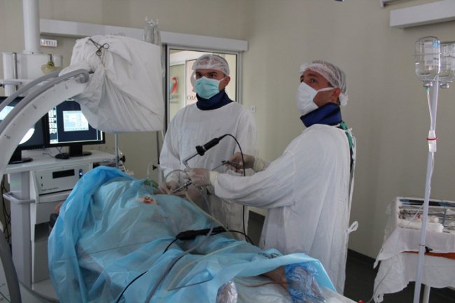 «Дробимо як горішки»: ковельські лікарі видалили величезний камінь з нирки