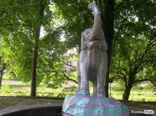 Луцький слоник змінив «шкіру». ФОТО