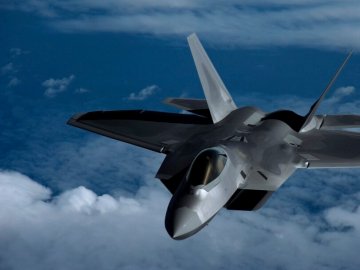 США перекидають шість винищувачів F-22 в Польщу
