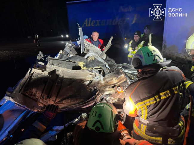 На трасі Ковель-Ягодин зіткнулися дві вантажівки, двох вирізали з кабіни. ФОТО