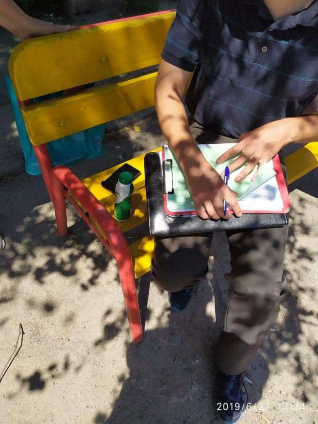 В Луцьку «бізнесмени» продавали алкоголь на дитячому майданчику. ФОТО