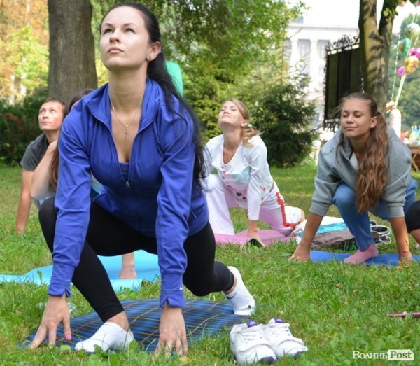 Осінь у Луцьку зустрічали йогою. ФОТО