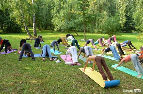 Осінь у Луцьку зустрічали йогою. ФОТО