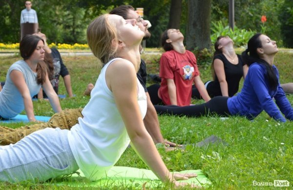 Осінь у Луцьку зустрічали йогою. ФОТО