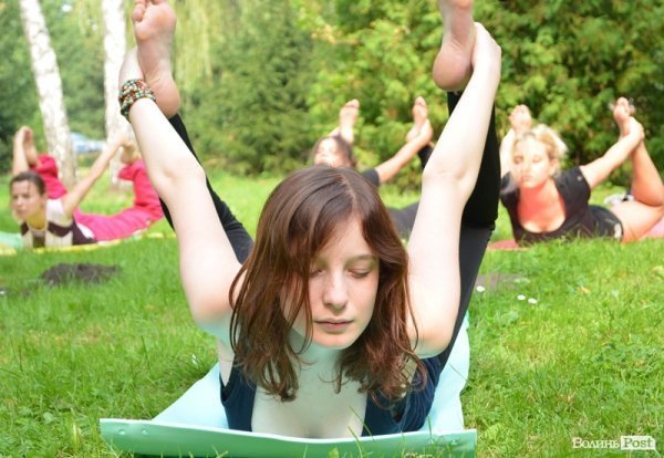 Осінь у Луцьку зустрічали йогою. ФОТО