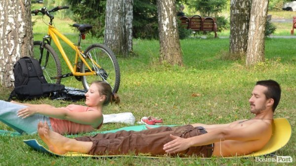 Осінь у Луцьку зустрічали йогою. ФОТО