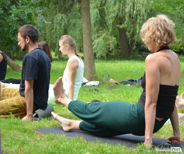 Осінь у Луцьку зустрічали йогою. ФОТО