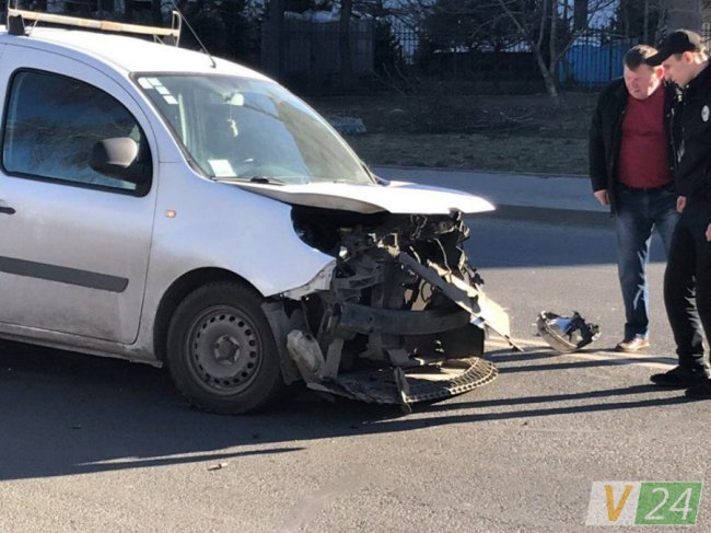 У Луцьку на Конякіна влупилися два авто: «чобітку» знесло передок. ФОТО