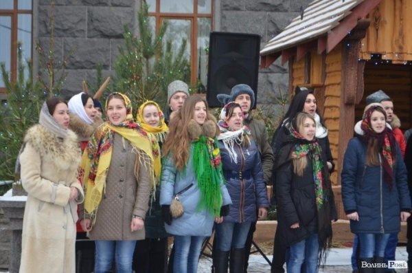 Луцькі студенти відкрили Різдвяний вертеп