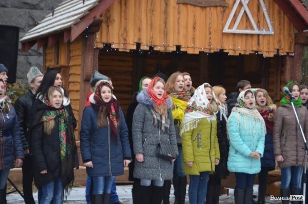 Луцькі студенти відкрили Різдвяний вертеп