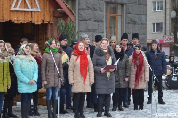 Луцькі студенти відкрили Різдвяний вертеп