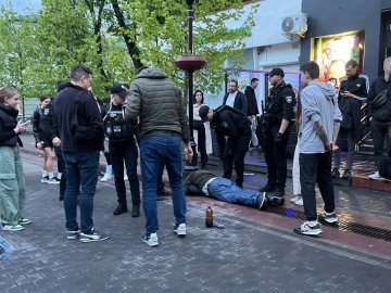 У центрі Луцька затримали чоловіка, який нібито чіплявся до неповнолітньої 