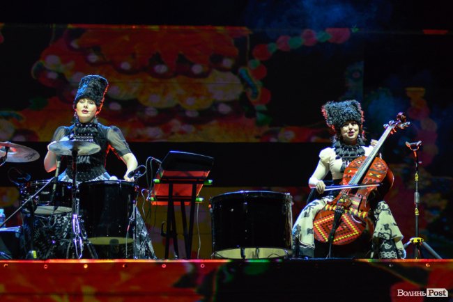 Гурт «ДахаБраха» влаштував видовищне шоу у Луцьку. ФОТОРЕПОРТАЖ 