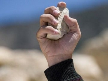 У Луцьку встановлюють осіб, які кидають каміння та інші предмети у маршрутки