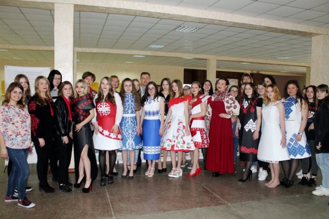 У Луцькому НТУ обирали найкращу паперову етно-сукню. ФОТО