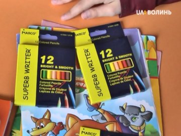 «Скринька хоробрості»: луцькі школярі збирають подарунки для онкохворих дітей. ВІДЕО