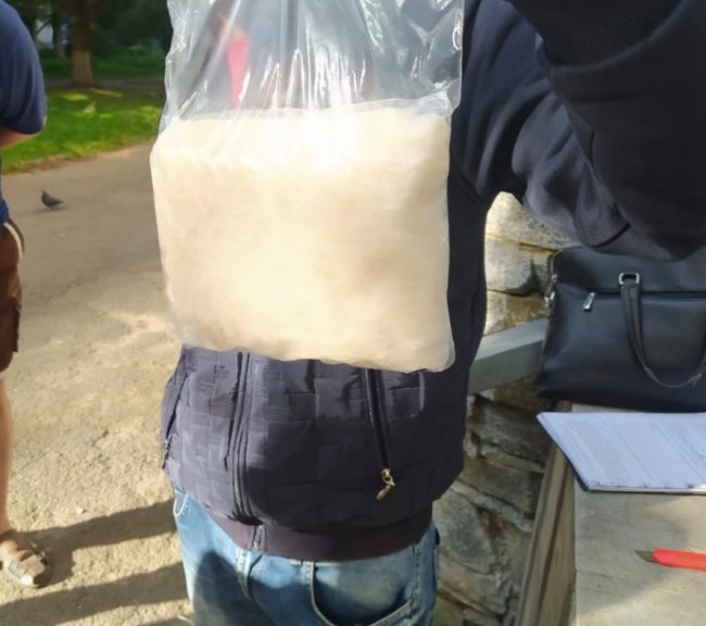 У Луцьку на пошті затримали ще одного закладчика наркотиків. ФОТО