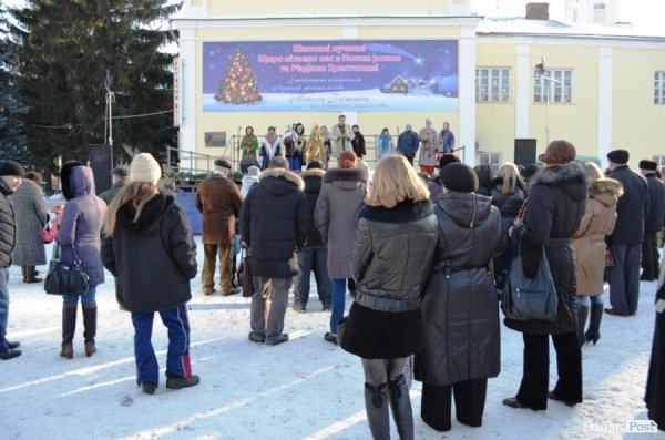На «Різдві у Луцьку» вогнем з Віфлеєму підпалили майже 2-метрову свічку. ФОТО