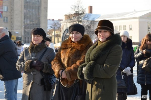 На «Різдві у Луцьку» вогнем з Віфлеєму підпалили майже 2-метрову свічку. ФОТО