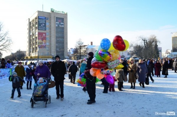 На «Різдві у Луцьку» вогнем з Віфлеєму підпалили майже 2-метрову свічку. ФОТО