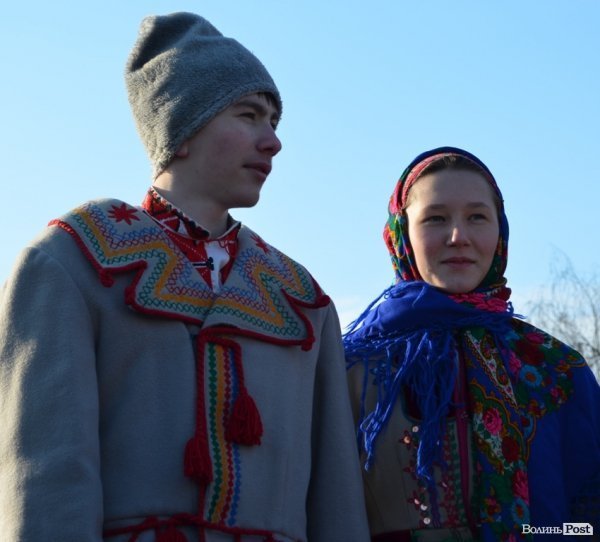 На «Різдві у Луцьку» вогнем з Віфлеєму підпалили майже 2-метрову свічку. ФОТО