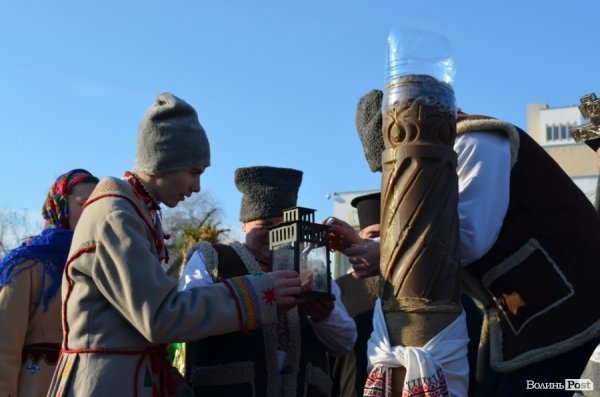 На «Різдві у Луцьку» вогнем з Віфлеєму підпалили майже 2-метрову свічку. ФОТО