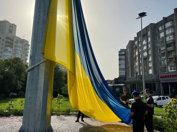 У Луцьку підняли найвищий в області український прапор. ФОТО