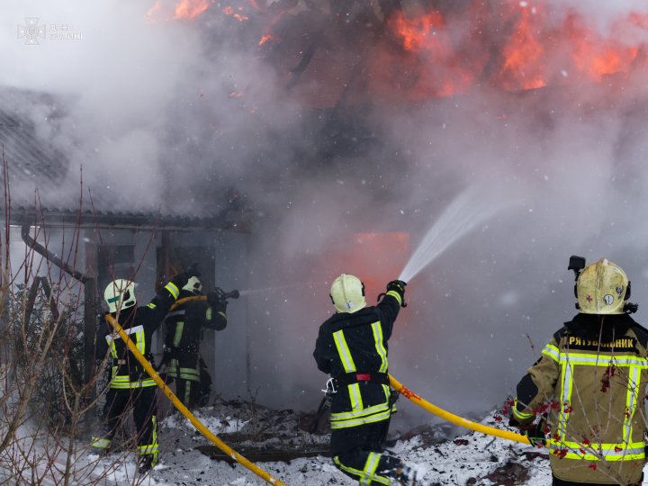 Біля Луцька горіла господарська споруда: вогонь ледь не поширився на будинок
