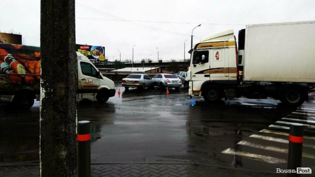 Аварія в Луцьку: не розминулися Mercedes і Mercedes 