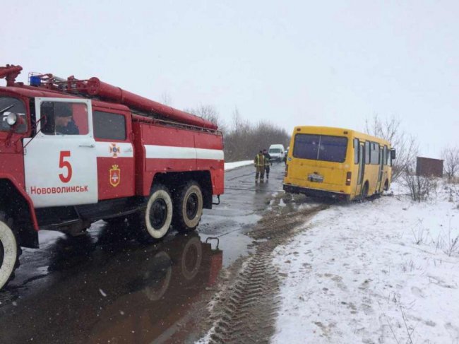 На Волині маршрутка з людьми злетіла в кювет. ФОТО