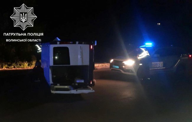 У Луцьку вночі п'яний водій автомобіля врізався у стовп та перекинувся. ФОТО