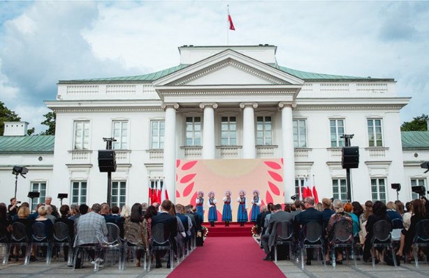У Польщі нагородили волинян, які врятували дворічну дівчинку. ФОТО