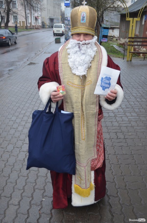 У Луцьку святий Миколай пригощав дітей у маршрутках. ФОТО 