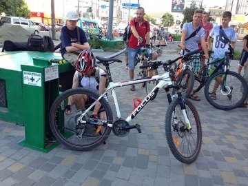 У Хмельницькому встановили безкоштовну ремонтну стійку для велосипедів. ФОТО