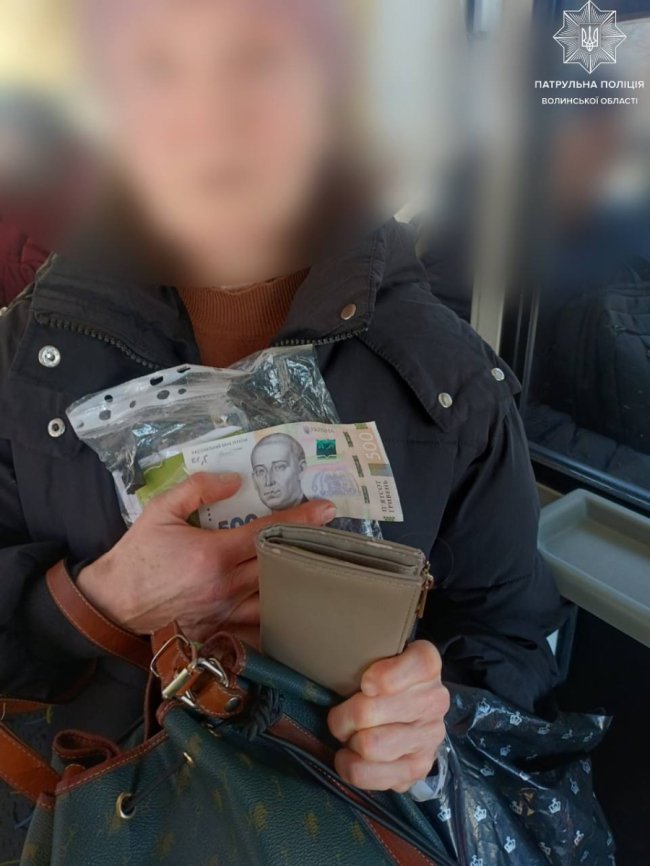 Патрульні хутко розшукали речі, які лучанка втратила у тролейбусі