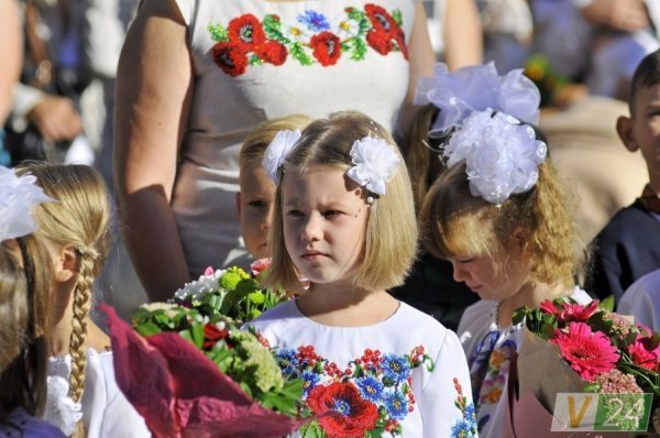 Луцький депутат подарував рідній школі ноутбук і сертифікати на харчування дітей. ФОТО