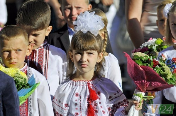 Луцький депутат подарував рідній школі ноутбук і сертифікати на харчування дітей. ФОТО